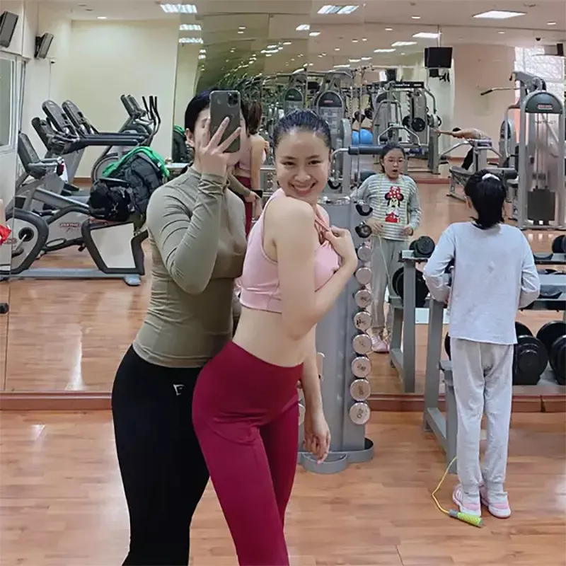 sao-nu-vbiz-hon-40-tuoi-van-khien-nhieu-dien-vien-nam-khat-khao-duoc-hon-ket-hon-nhung-giau-mat-chong-suot-15-nam-2