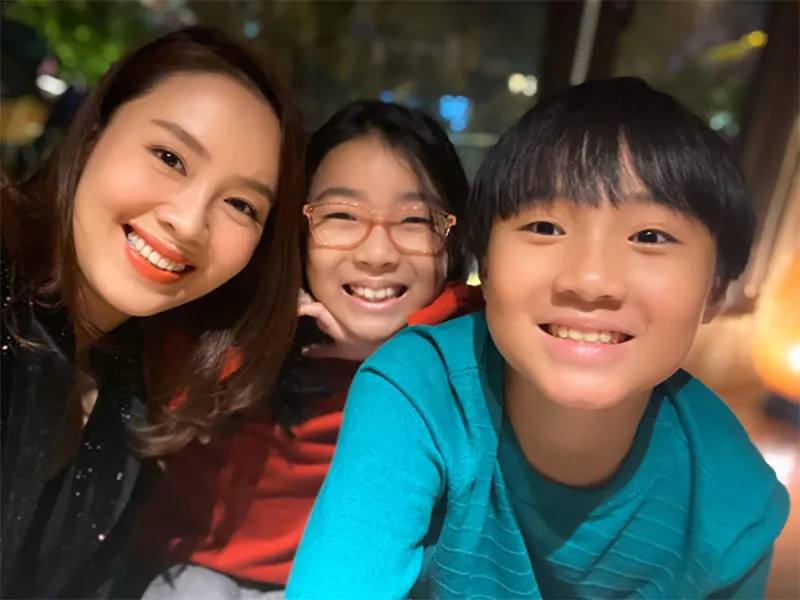 sao-nu-vbiz-hon-40-tuoi-van-khien-nhieu-dien-vien-nam-khat-khao-duoc-hon-ket-hon-nhung-giau-mat-chong-suot-15-nam-8