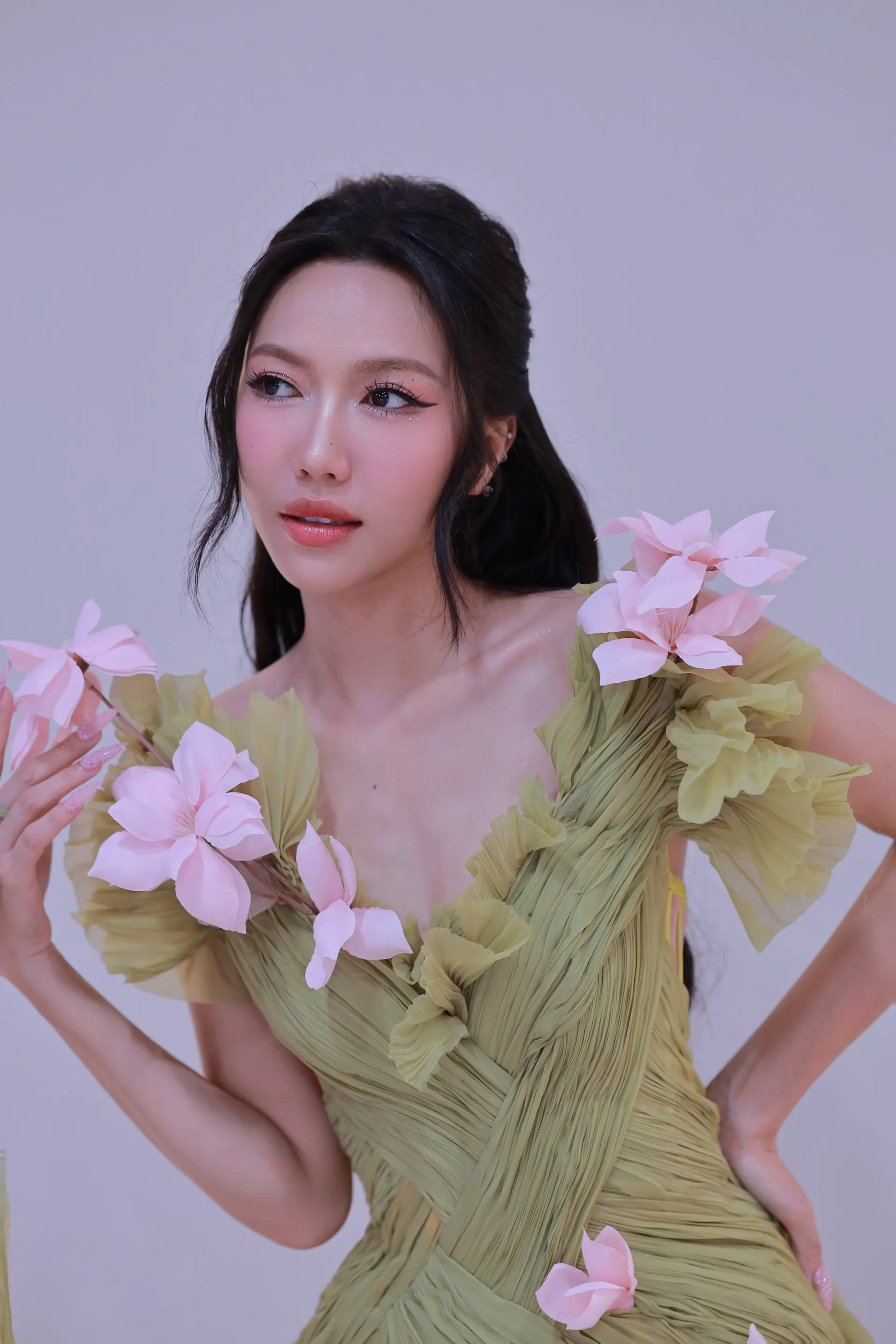 dieu-nhi-bi-mot-chi-dai-boc-tran-tinh-cach-de-dat-va-hoi-kho-gan-trong-show-chi-dep-2023-1