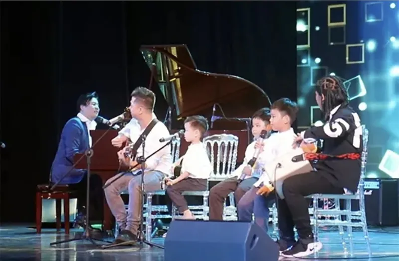 lo-khoanh-khac-tren-san-khau-gan-day-cua-thanh-bui-va-2-con-cuoc-song-hien-tai-ra-sao-2