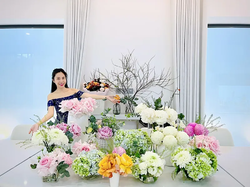 cong-vinh--thuy-tien-lam-nghe-gi-ma-chong-chuyen-nong-cho-vo-2-ty-de-vo-dung-livestream-ban-hang-10