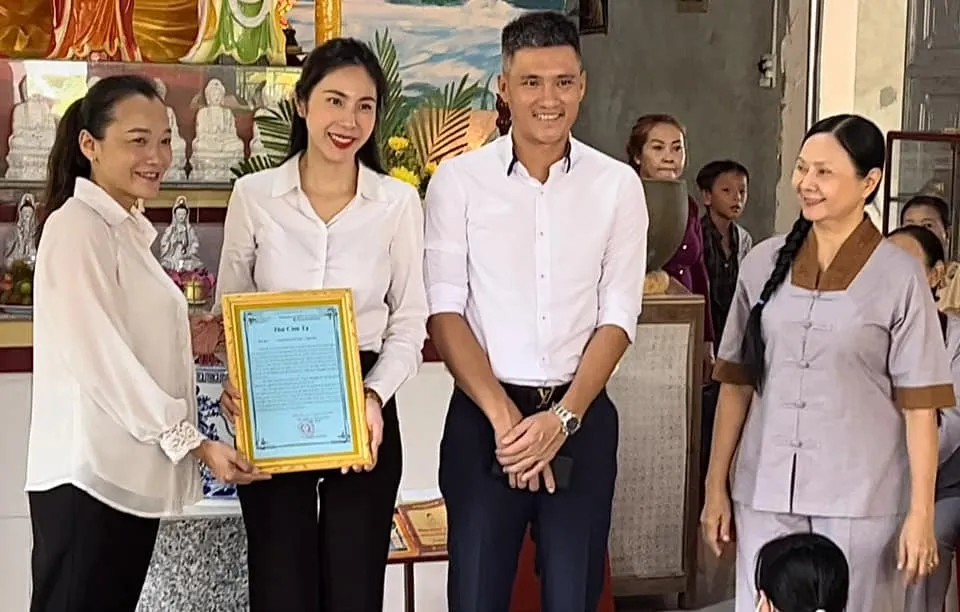 cong-vinh--thuy-tien-lam-nghe-gi-ma-chong-chuyen-nong-cho-vo-2-ty-de-vo-dung-livestream-ban-hang-4