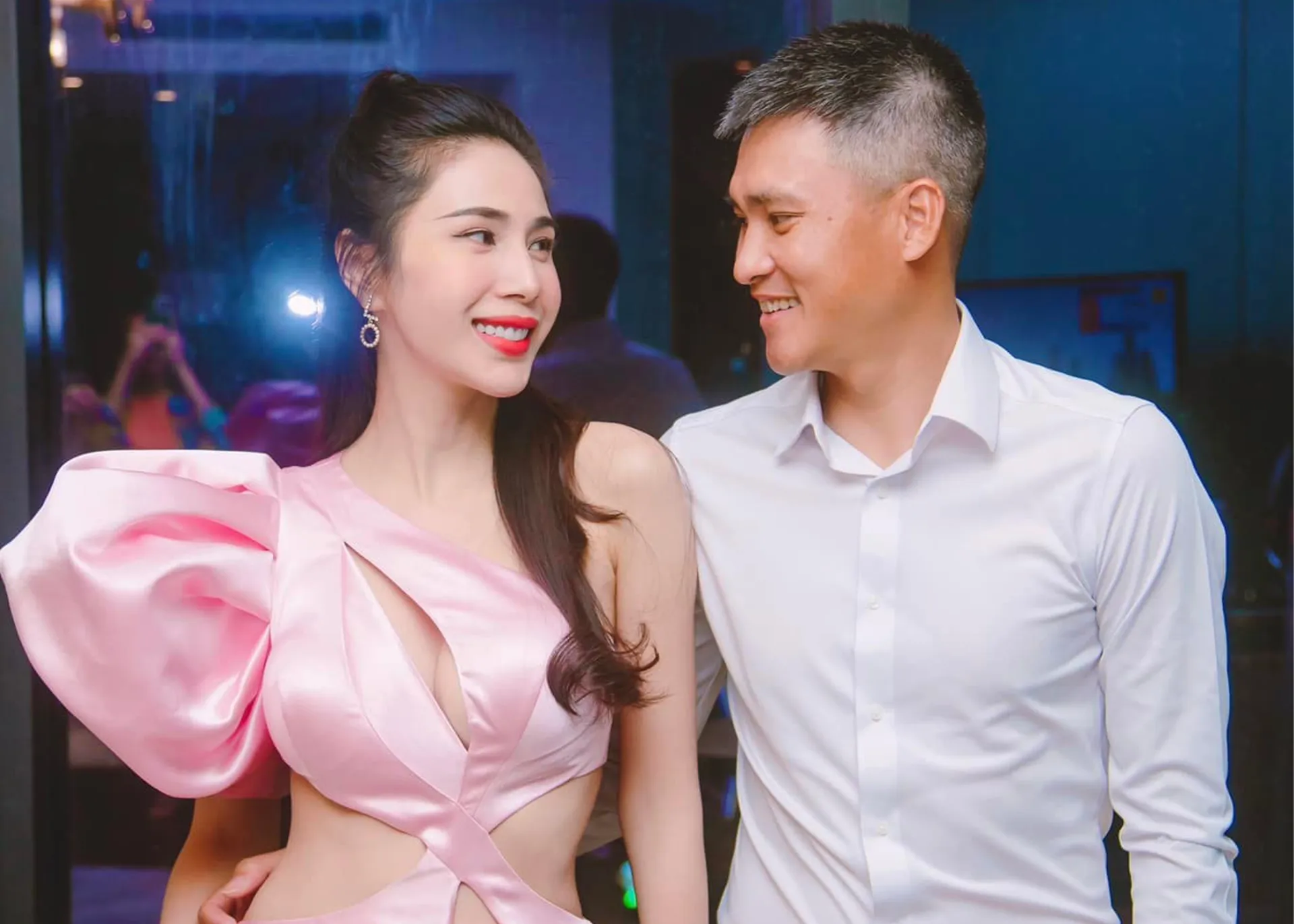 cong-vinh--thuy-tien-lam-nghe-gi-ma-chong-chuyen-nong-cho-vo-2-ty-de-vo-dung-livestream-ban-hang-5