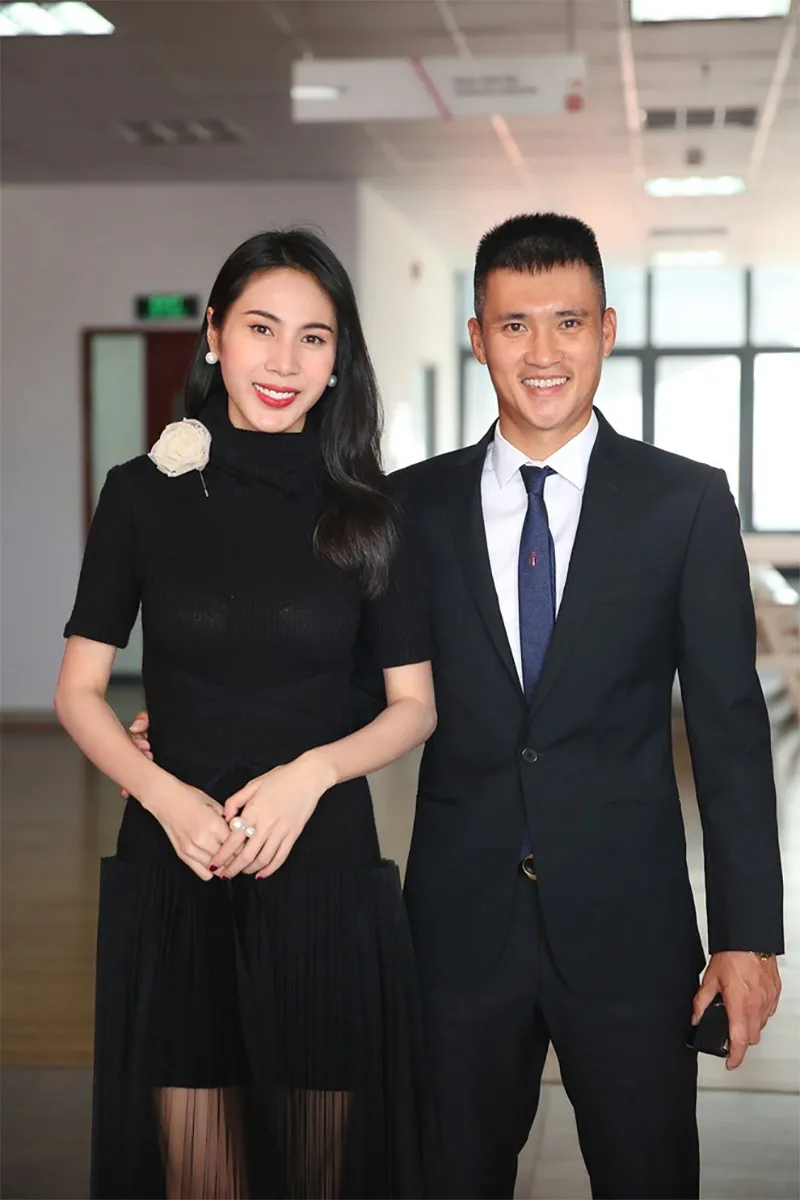 cong-vinh--thuy-tien-lam-nghe-gi-ma-chong-chuyen-nong-cho-vo-2-ty-de-vo-dung-livestream-ban-hang-6