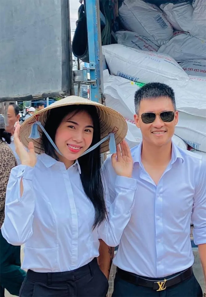 cong-vinh--thuy-tien-lam-nghe-gi-ma-chong-chuyen-nong-cho-vo-2-ty-de-vo-dung-livestream-ban-hang-7