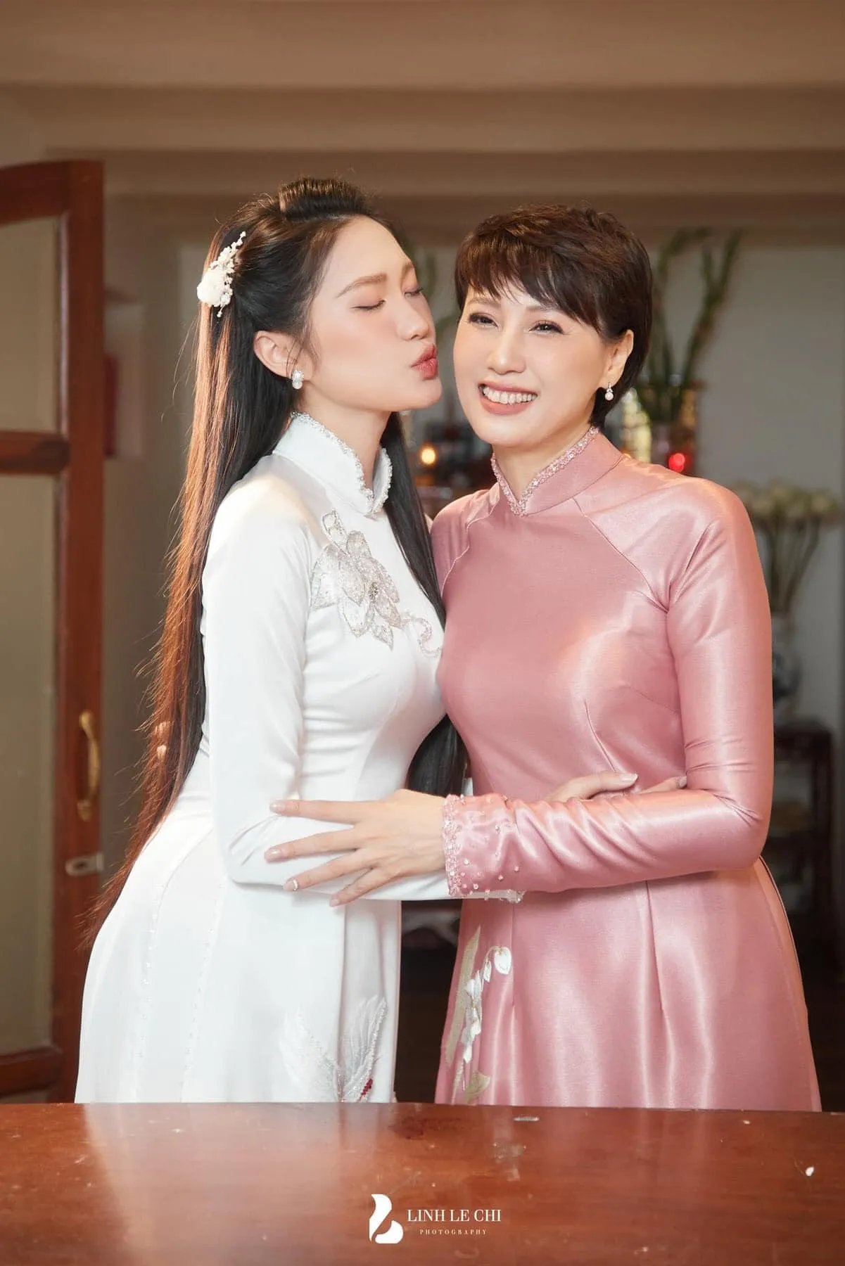 lo-khoanh-khac-me-doan-hai-my-xa-vai-ba-sui-quay-het-nac-trong-tiec-cuoi-cua-con-gai-3