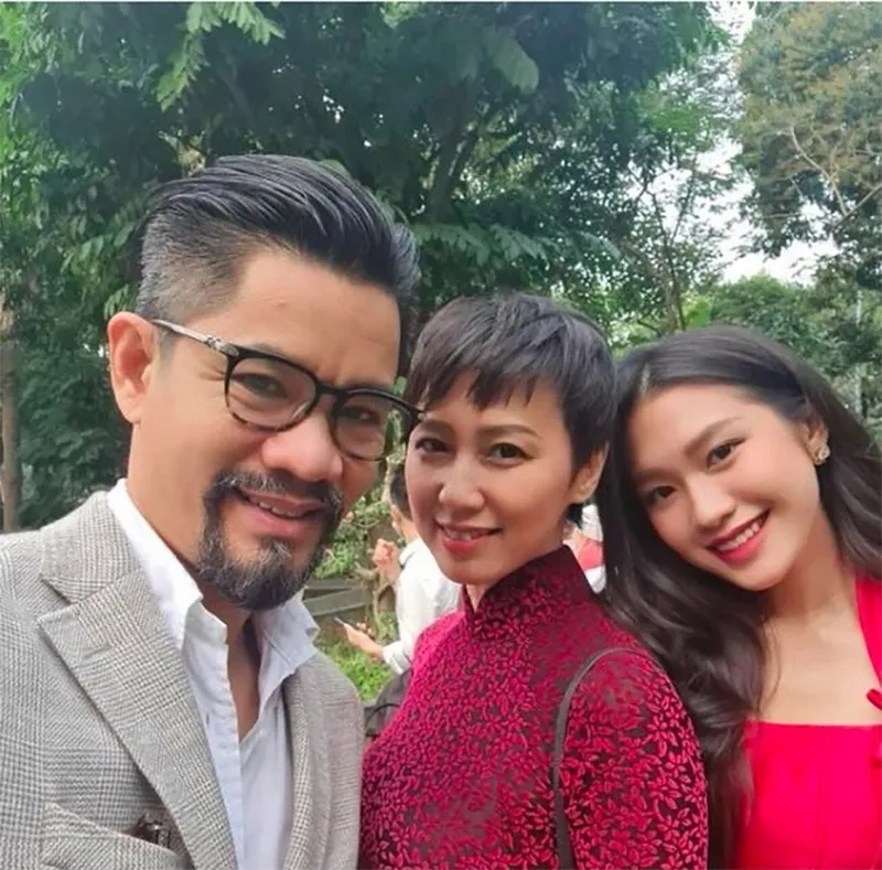 lo-khoanh-khac-me-doan-hai-my-xa-vai-ba-sui-quay-het-nac-trong-tiec-cuoi-cua-con-gai-6