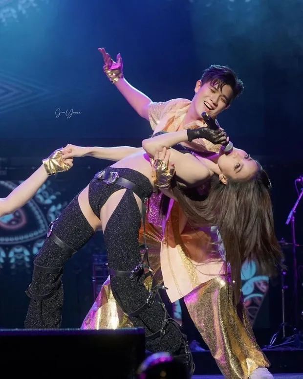 mot-hoa-hau-mac-do-thieu-vai-nam-uon-tren-san-khau-netizen-chi-trich-qua-phan-cam-2