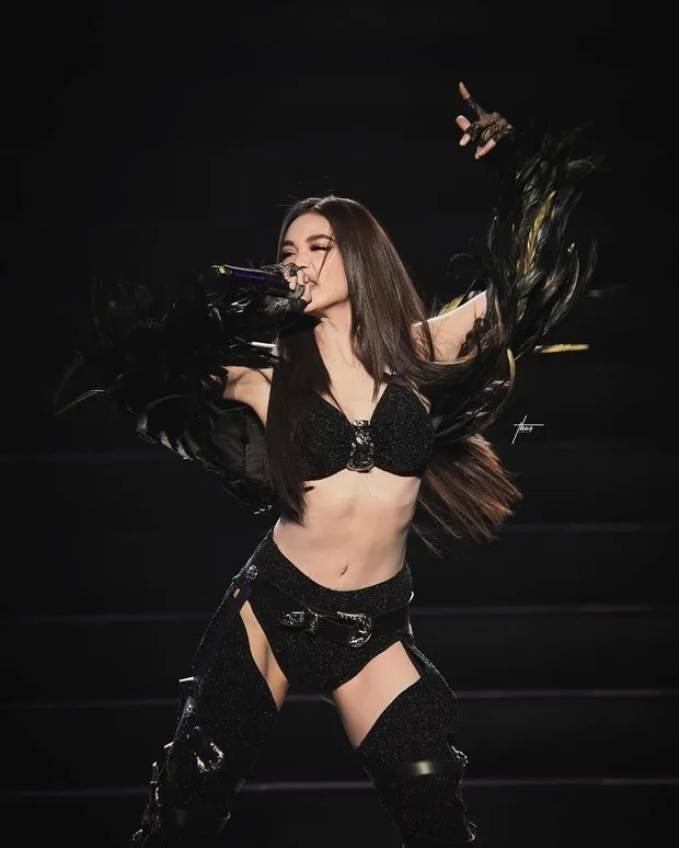 mot-hoa-hau-mac-do-thieu-vai-nam-uon-tren-san-khau-netizen-chi-trich-qua-phan-cam-3