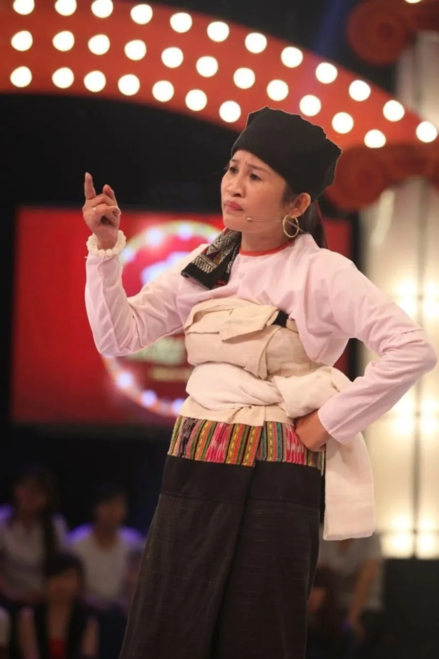 nguoi-phu-nu-u50-tung-duoc-tran-thanh-khen-vi-dieu-doi-doi-sau-1-dem-xay-nha-be-the-cung-thu-nhap-chuc-trieu-1