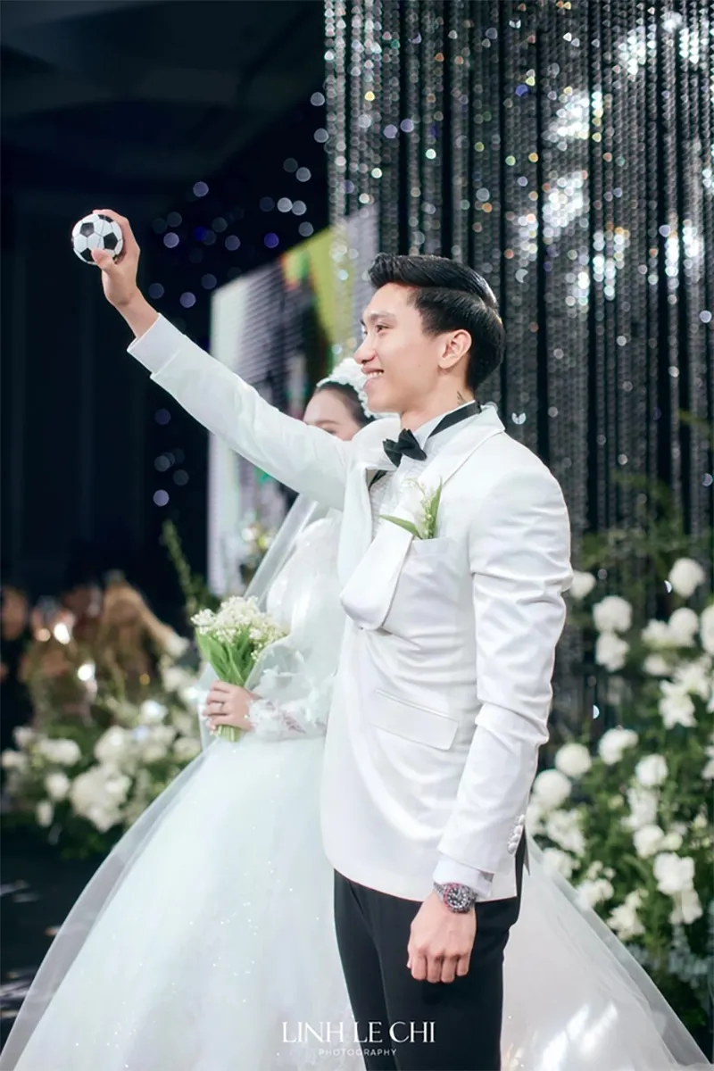 hau-truong-dam-cuoi-doan-van-hau--doan-hai-my-co-dau-xanh-mat-khi-thay-chu-re-lam-1-dieu-kieng-ky-6