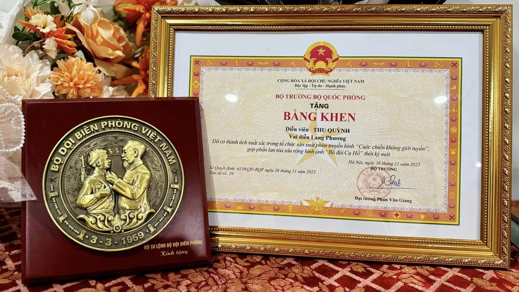 nu-dien-vien-35-tuoi-vua-thong-bao-mang-thai-tiep-tuc-don-tin-vui-khi-duoc-nhan-bang-khen-cua-nha-nuoc-1