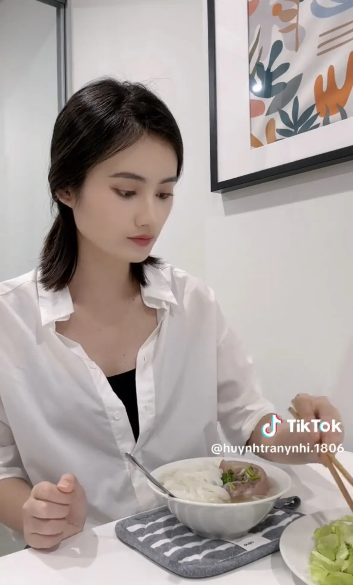 hoa-hau-y-nhi-tu-bo-hao-quang-sang-uc-du-hoc-sau-loat-chi-trich-cuoc-song-hien-tai-the-nao-3