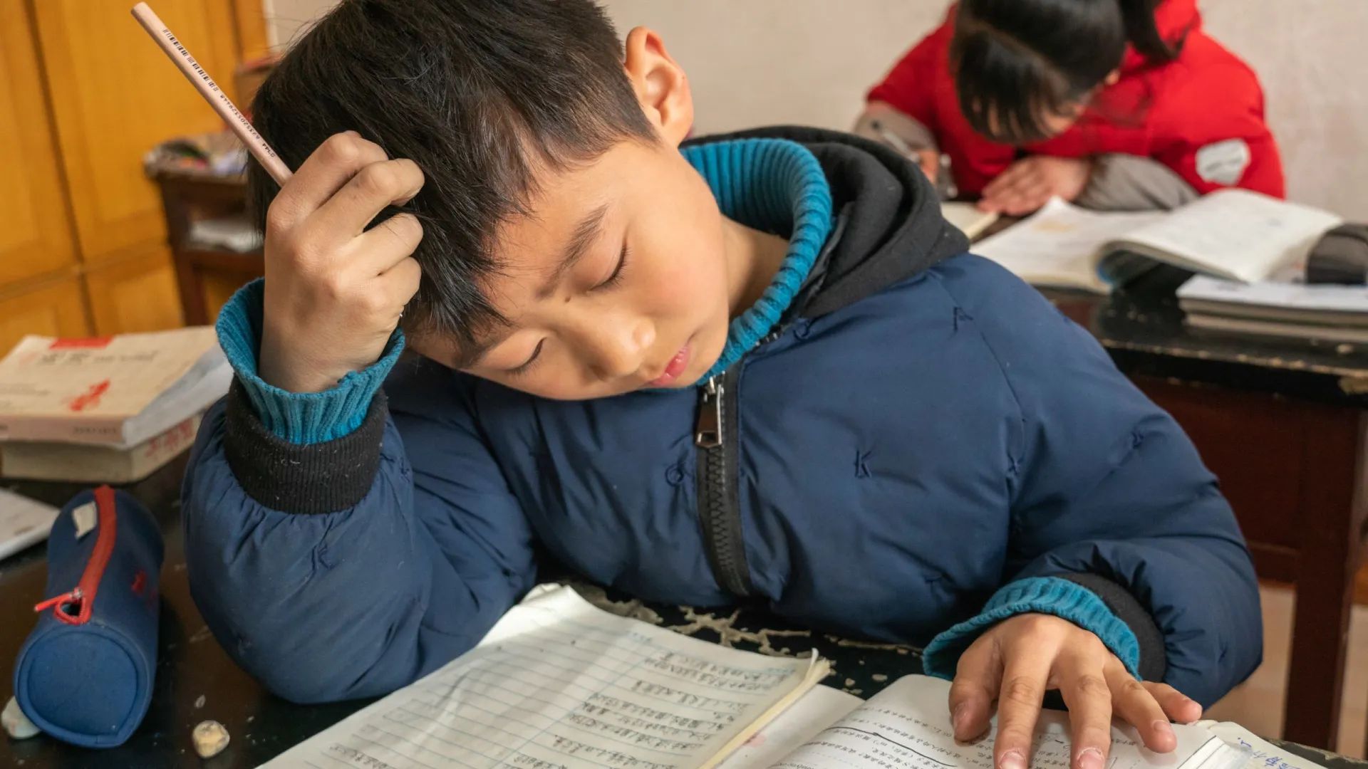 bai-van-mieu-ta-nha-em-co-nguoi-me-gia-cua-cau-be-tieu-hoc-gay-xon-xao-mxh-3