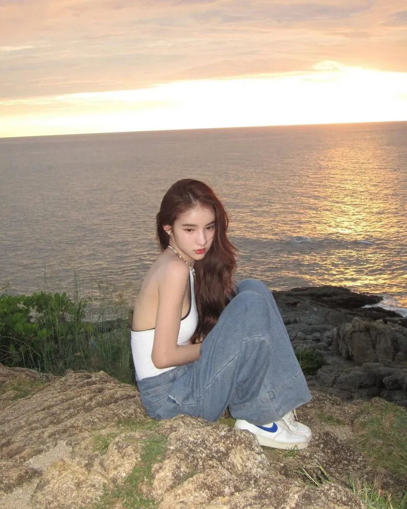 nu-than-chuyen-gioi-bi-nghi-lo-hint-hen-ho-voi-nam-dien-vien-kem-3-tuoi-check-in-o-bai-bien-cuc-lang-man-2