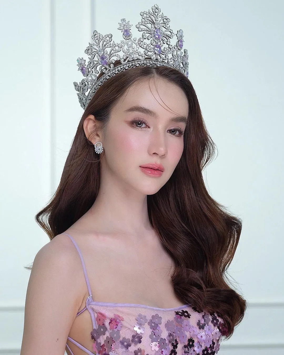 nu-than-chuyen-gioi-bi-nghi-lo-hint-hen-ho-voi-nam-dien-vien-kem-3-tuoi-check-in-o-bai-bien-cuc-lang-man-5