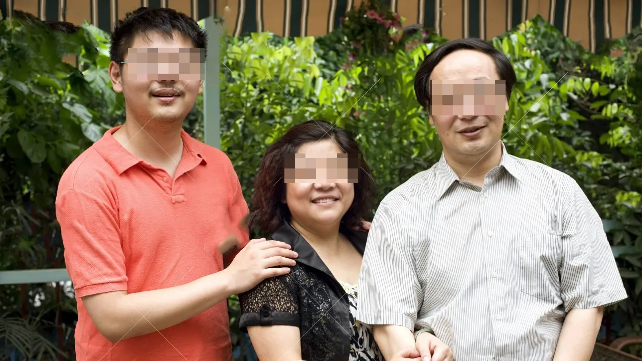 xot-xa-canh-cha-me-ban-nha-cho-con-di-du-hoc-con-trai-vua-ve-khien-ca-nha-roi-vao-vong-lao-ly-3