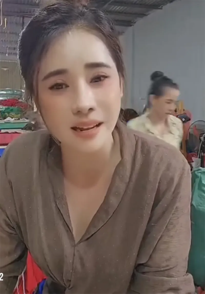 be-gai-mua-hang-tren-mang-nhung-khong-co-tien-tra-biet-ly-do-chu-shop-xuc-dong-con-tang-them-1-trieu-3