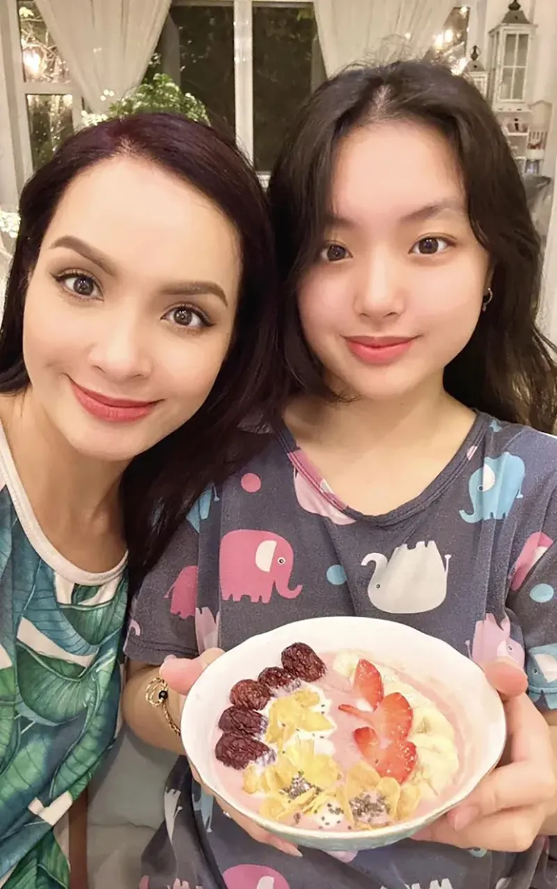 con-gai-15-tuoi-cua-sieu-mau-thuy-hanh-trong-veo-nhu-tieu-kim-tae-hee-phai-siet-can-de-giu-dang-chuan-chinh-11