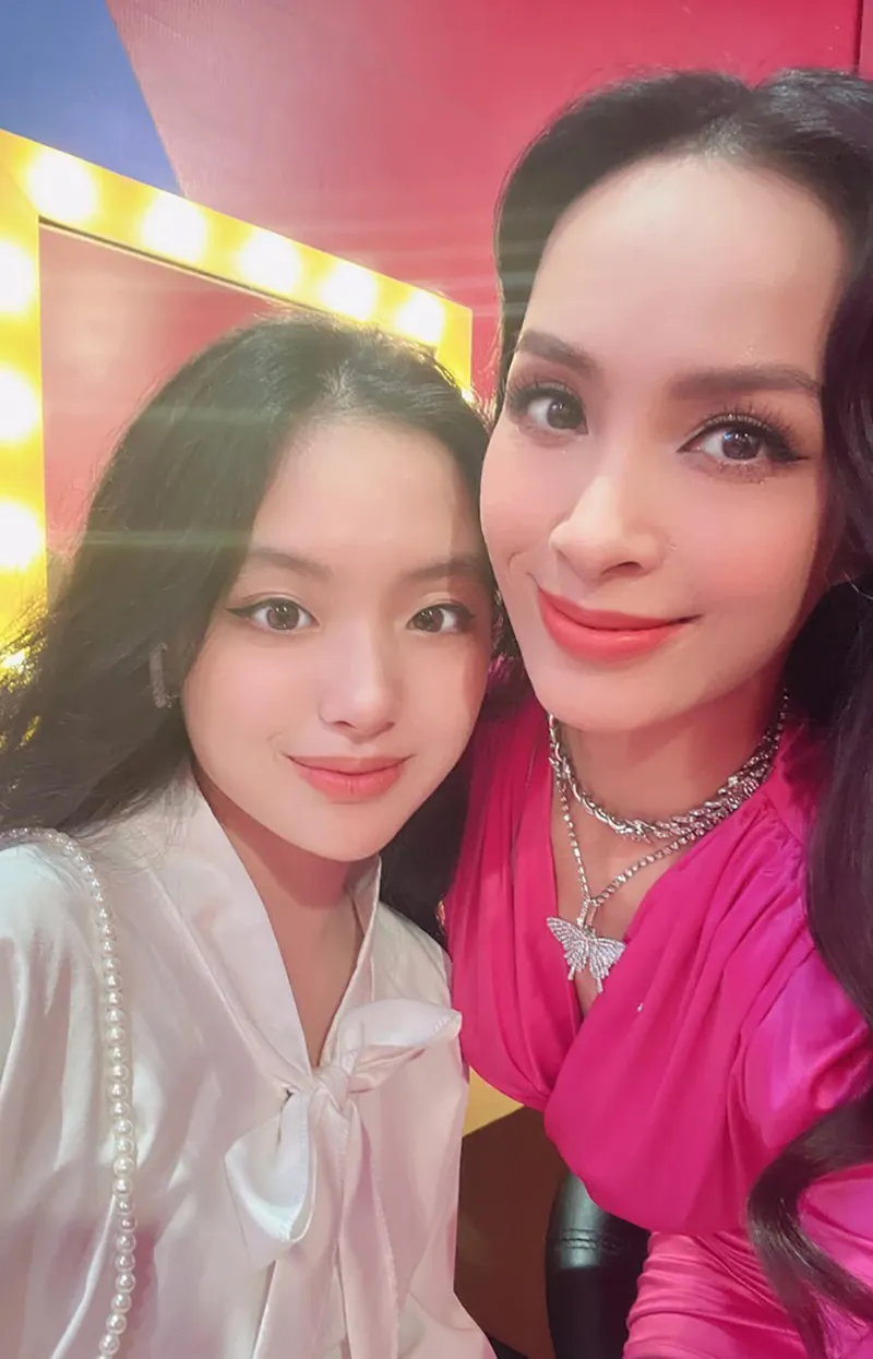 con-gai-15-tuoi-cua-sieu-mau-thuy-hanh-trong-veo-nhu-tieu-kim-tae-hee-phai-siet-can-de-giu-dang-chuan-chinh-13