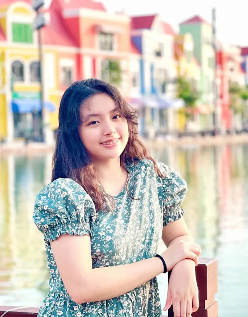 con-gai-15-tuoi-cua-sieu-mau-thuy-hanh-trong-veo-nhu-tieu-kim-tae-hee-phai-siet-can-de-giu-dang-chuan-chinh-9