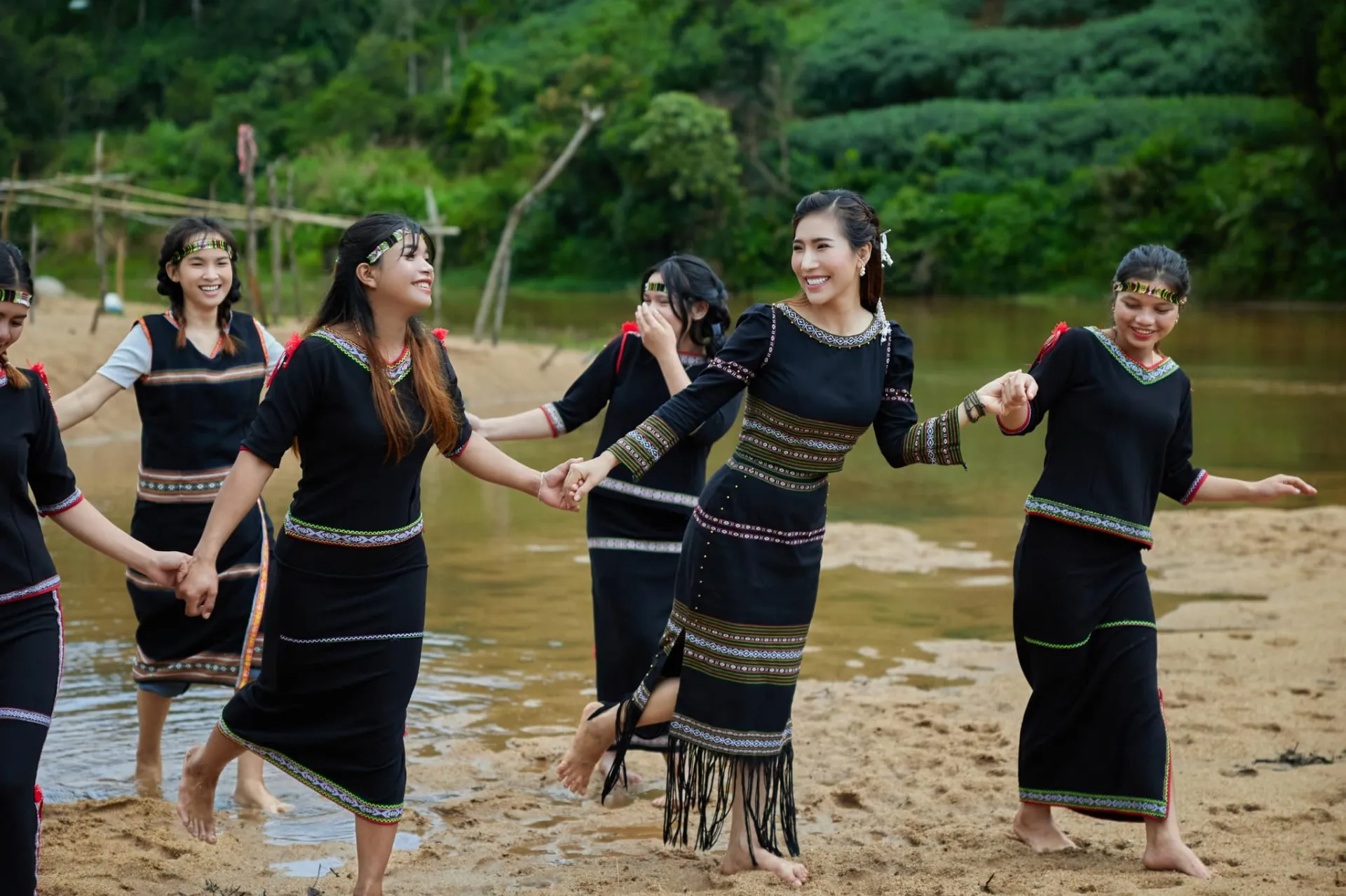 hoa-hau-hoang-y-nhung-tuyen-bo-truong-chay-va-cat-dut-chuyen-tinh-ai-sau-hon-10-nam-vao-nghe-5