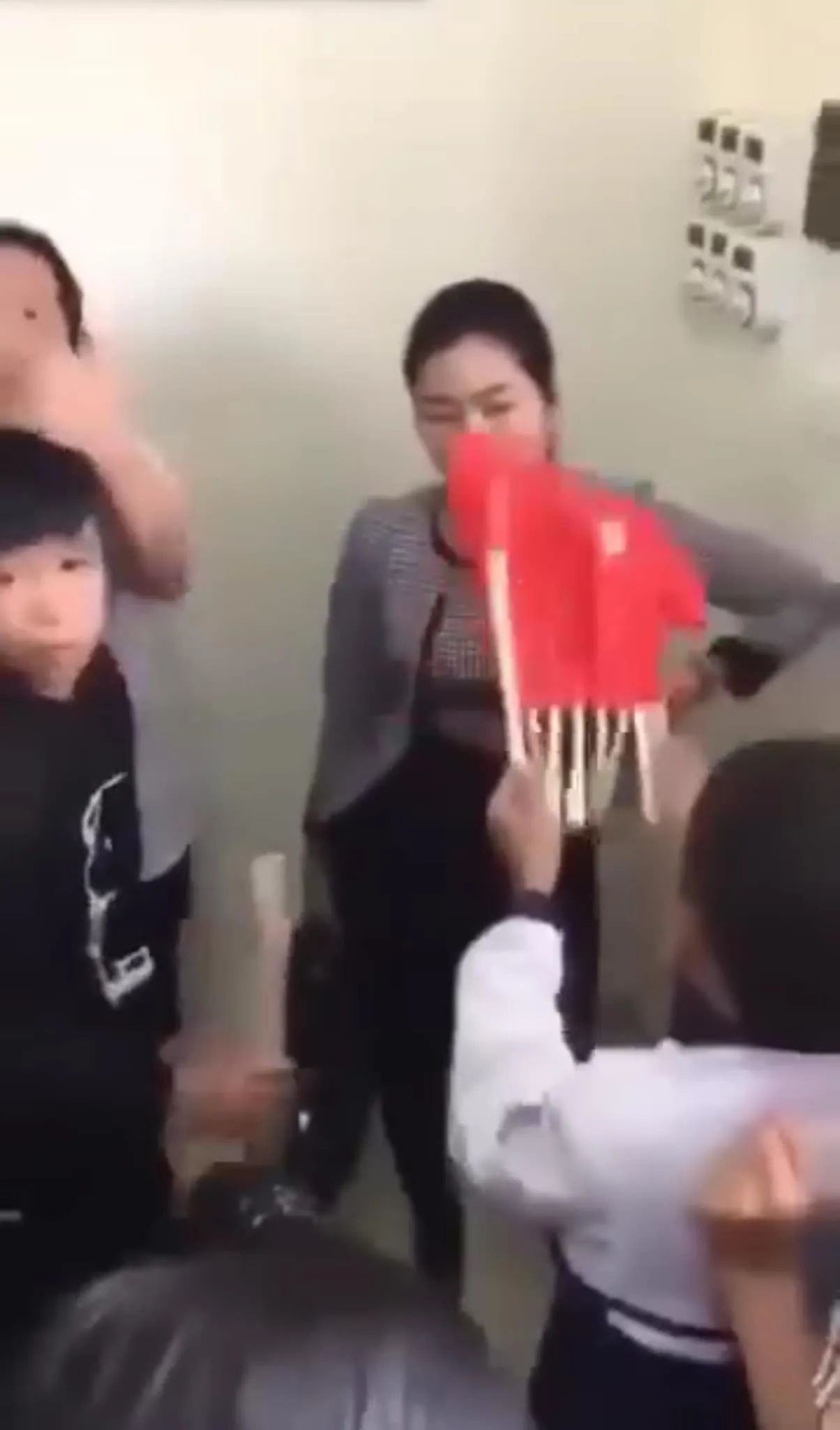 xon-xao-clip-hoc-sinh-thcs-di-co-giao-vao-sat-tuong-hua-nhau-hu-het-khien-co-giao-xanh-mat-2