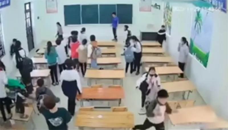 xon-xao-clip-hoc-sinh-thcs-di-co-giao-vao-sat-tuong-hua-nhau-hu-het-khien-co-giao-xanh-mat-3