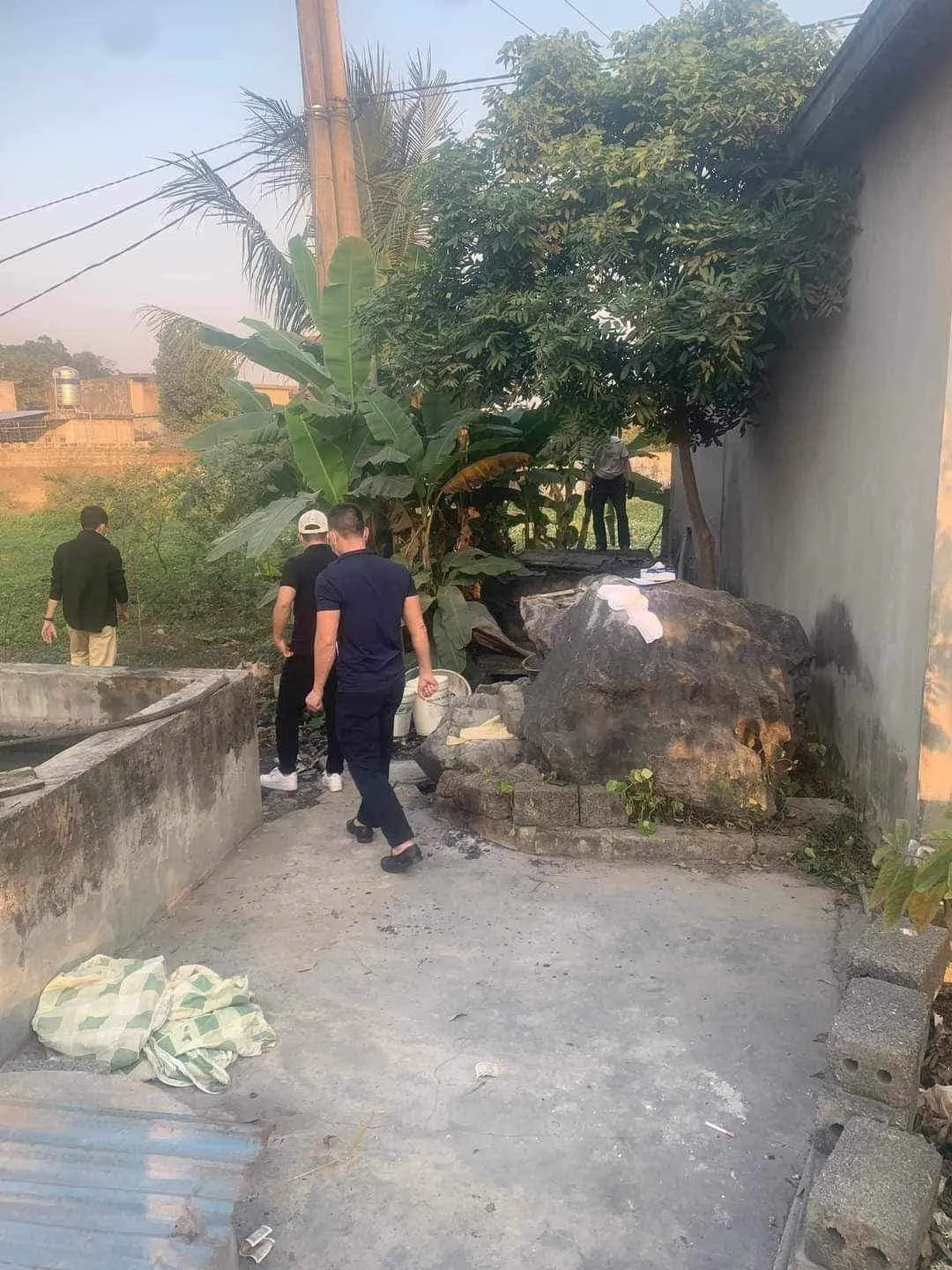 nguoi-phu-nu-di-giao-gas-roi-mat-tich-bi-an-13-nam-sau-tim-thay-dau-vet-duoi-be-nuoc-cach-nha-300m-2