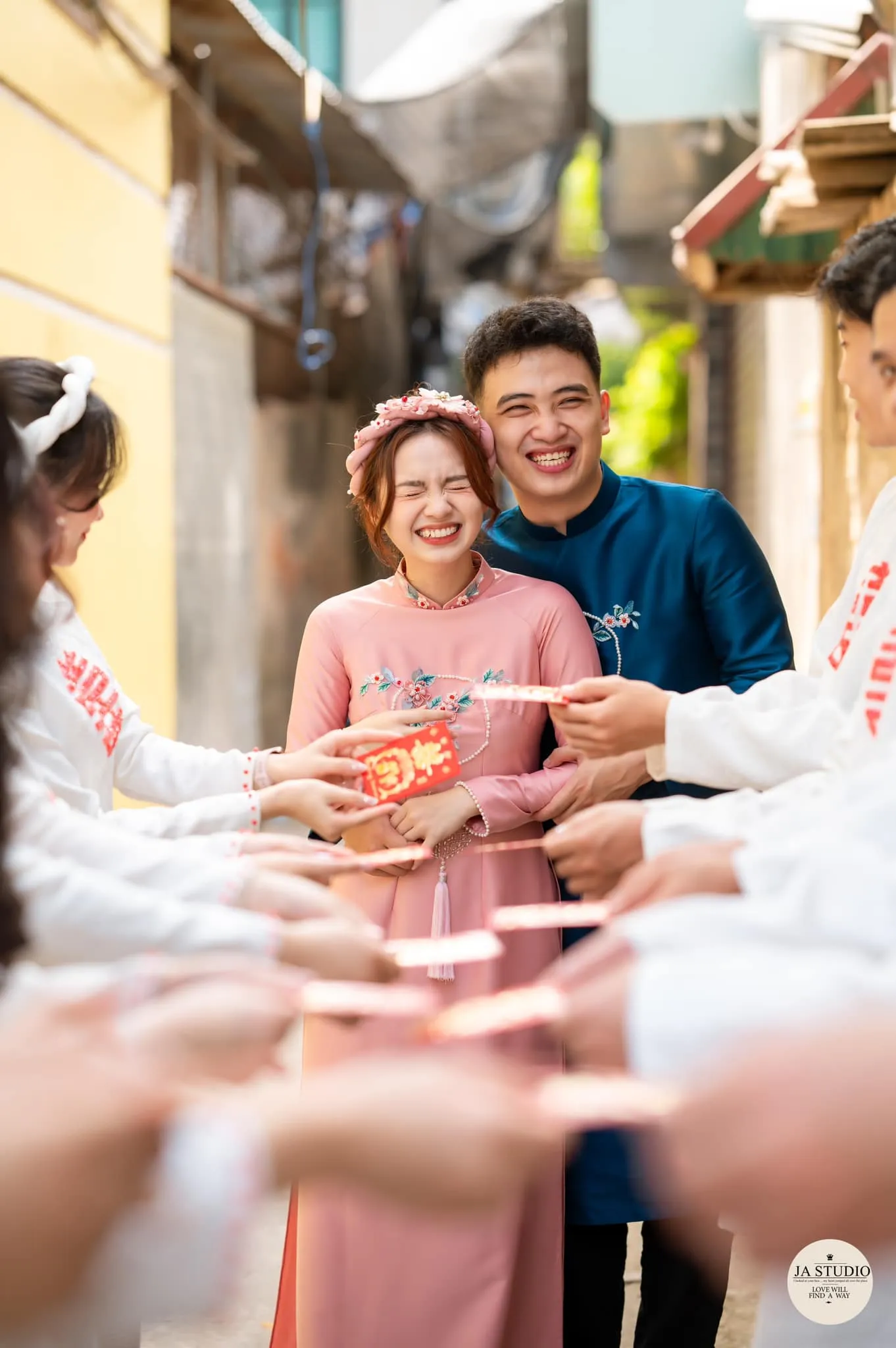 tiktoker-ha-ma-tau-xuat-hien-cuc-xinh-lam-dam-hoi-lan-dau-he-lo-co-ngoi-nha-khung-toan-do-go-1