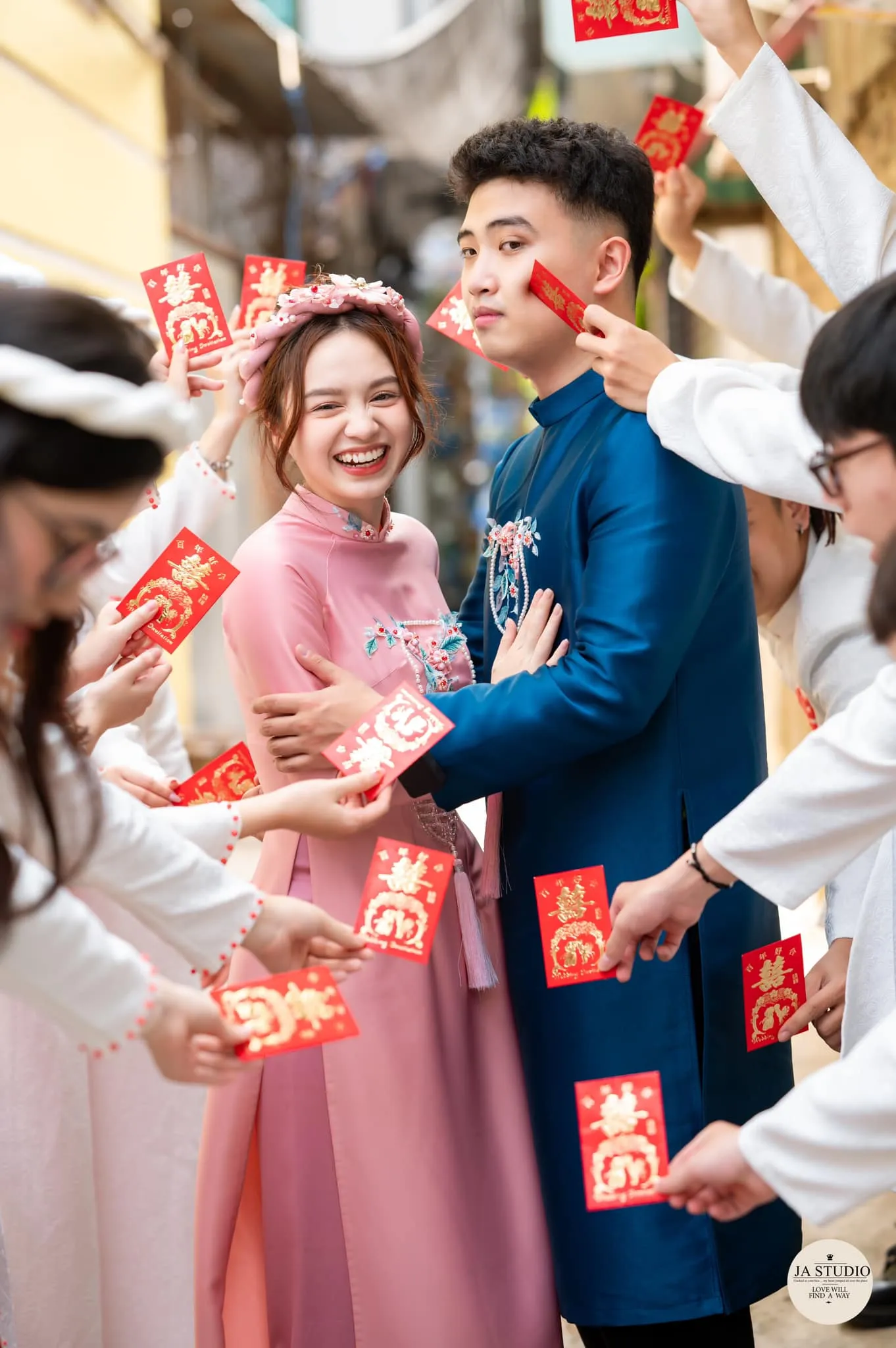 tiktoker-ha-ma-tau-xuat-hien-cuc-xinh-lam-dam-hoi-lan-dau-he-lo-co-ngoi-nha-khung-toan-do-go-2