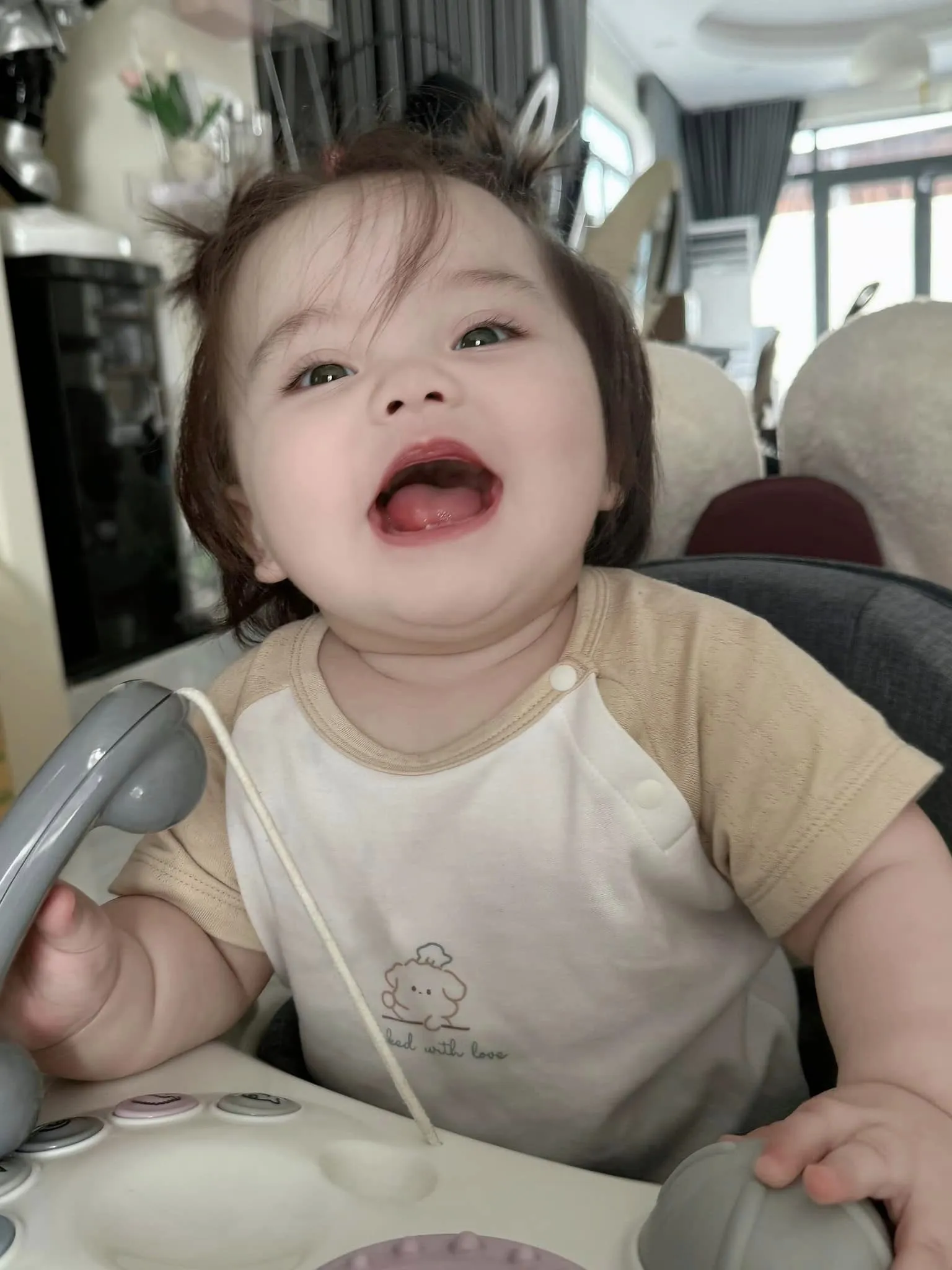 cap-dong-gioi-mui-xu--bi-bao-buon-vi-con-gai-bi-noi-giong-thieu-nang-do-huong-di-truyen-diem-nay-tu-me-5