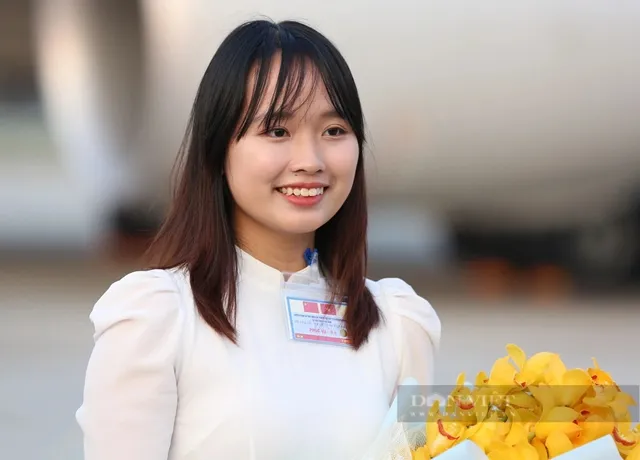 danh-tinh-nu-sinh-dien-ao-dai-tang-hoa-cho-chu-tich-tap-can-binh-cua-trung-quoc-la-ai-5