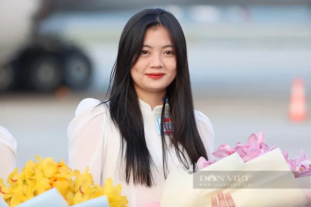 danh-tinh-nu-sinh-dien-ao-dai-tang-hoa-cho-chu-tich-tap-can-binh-cua-trung-quoc-la-ai-6