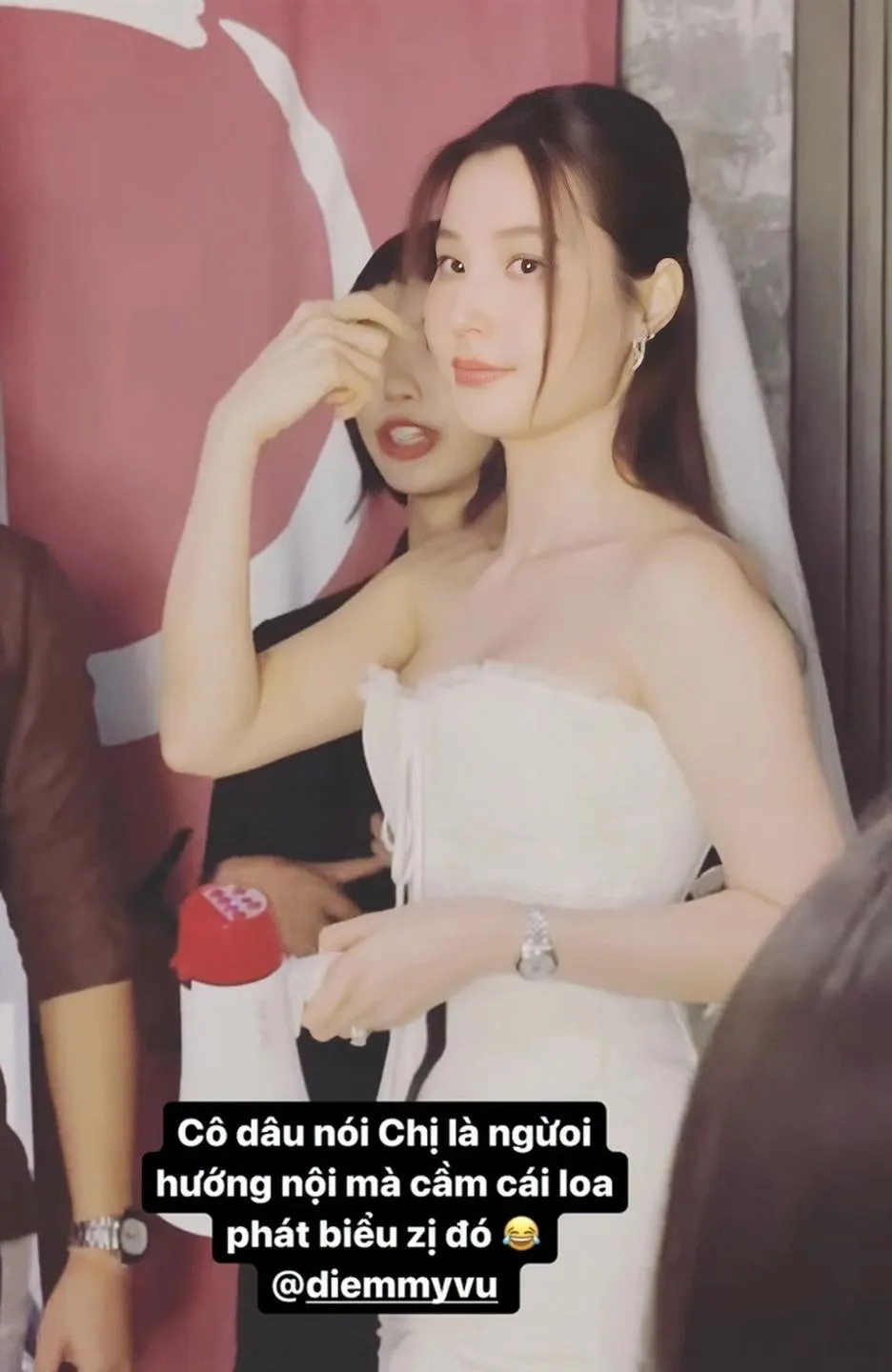 diem-my-9x-mo-tiec-doc-than-truoc-them-dam-cuoi-dieu-nhi-lam-1-viec-chung-to-than-phan-ai-bat-duoc-hoa-cuoi-10