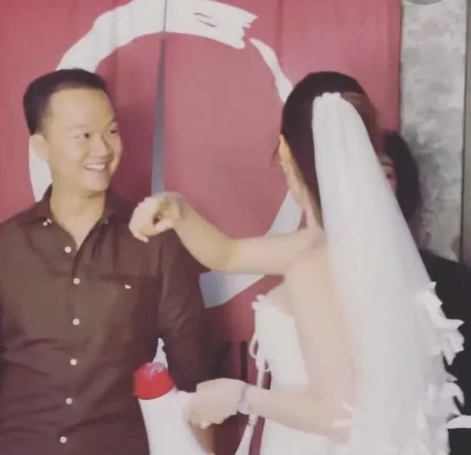 diem-my-9x-mo-tiec-doc-than-truoc-them-dam-cuoi-dieu-nhi-lam-1-viec-chung-to-than-phan-ai-bat-duoc-hoa-cuoi-11