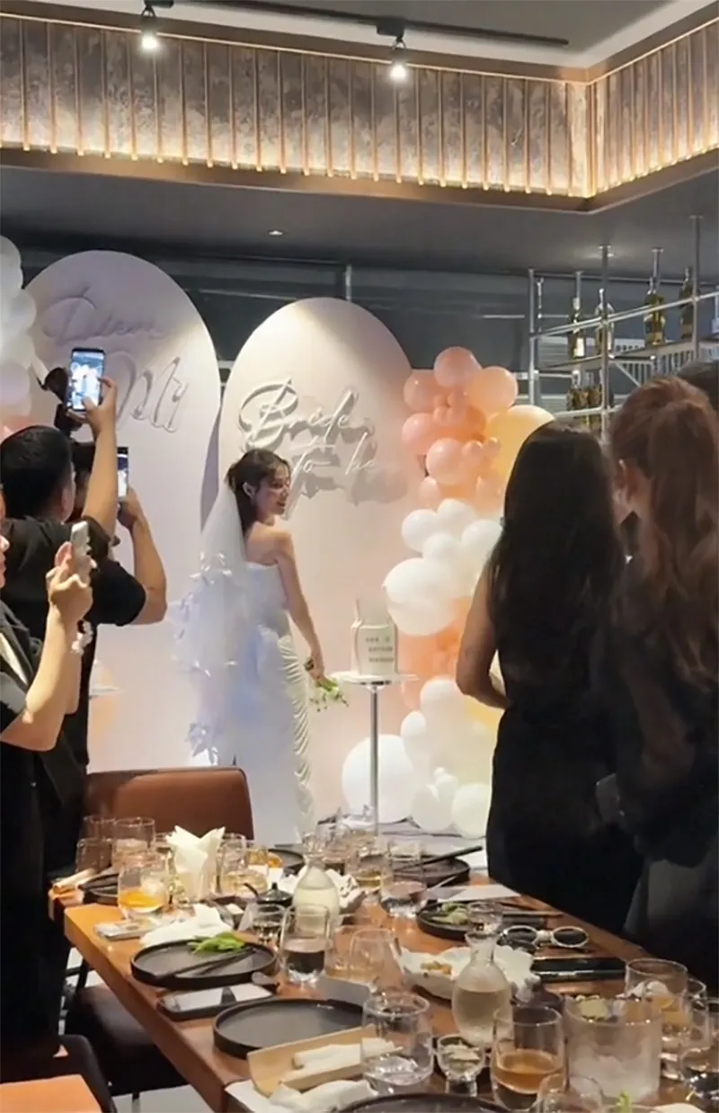 diem-my-9x-mo-tiec-doc-than-truoc-them-dam-cuoi-dieu-nhi-lam-1-viec-chung-to-than-phan-ai-bat-duoc-hoa-cuoi-2