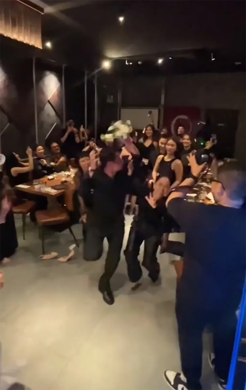 diem-my-9x-mo-tiec-doc-than-truoc-them-dam-cuoi-dieu-nhi-lam-1-viec-chung-to-than-phan-ai-bat-duoc-hoa-cuoi-3