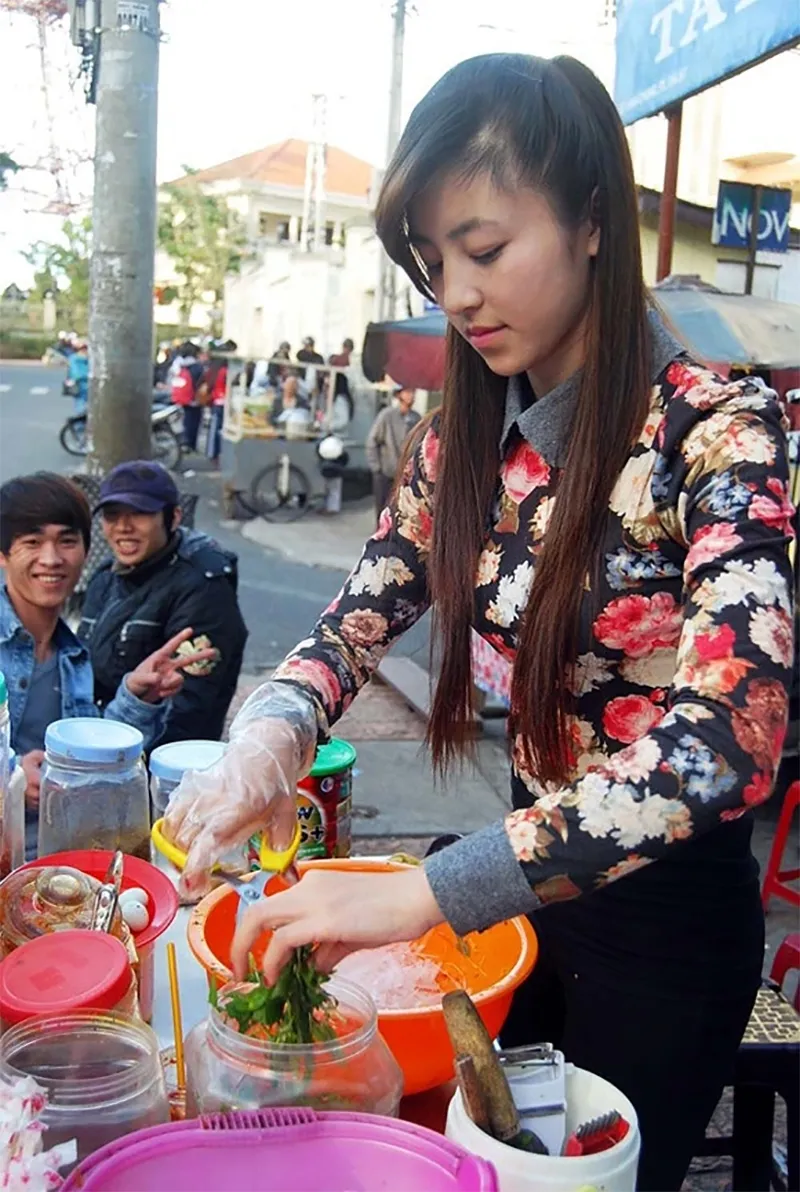 hot-girl-banh-trang-tron-noi-tieng-mot-thoi-lot-xac-khong-ai-nhan-ra-sau-10-nam-nhung-tinh-duyen-lan-dan-2