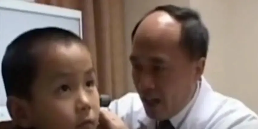 nuoi-con-trai-den-3-tuoi-van-chua-biet-noi-trong-mot-dem-con-cat-tieng-khien-cha-me-hoang-so-chuyen-nha-2