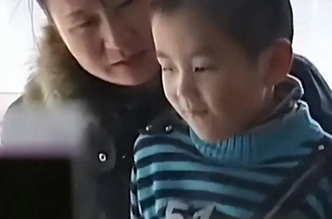 nuoi-con-trai-den-3-tuoi-van-chua-biet-noi-trong-mot-dem-con-cat-tieng-khien-cha-me-hoang-so-chuyen-nha-3