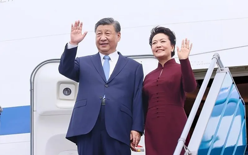 than-the-nu-canh-ve-theo-sat-bao-ve-phu-nhan-tap-can-binh-trong-chuyen-tham-viet-nam-co-biet-tai-xuat-chung-1