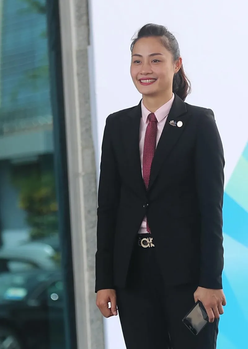 than-the-nu-canh-ve-theo-sat-bao-ve-phu-nhan-tap-can-binh-trong-chuyen-tham-viet-nam-co-biet-tai-xuat-chung-2