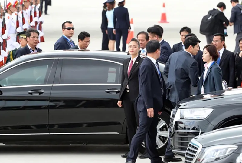 than-the-nu-canh-ve-theo-sat-bao-ve-phu-nhan-tap-can-binh-trong-chuyen-tham-viet-nam-co-biet-tai-xuat-chung-3