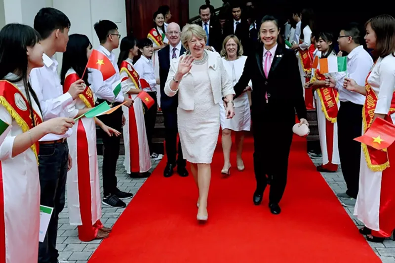 than-the-nu-canh-ve-theo-sat-bao-ve-phu-nhan-tap-can-binh-trong-chuyen-tham-viet-nam-co-biet-tai-xuat-chung-7