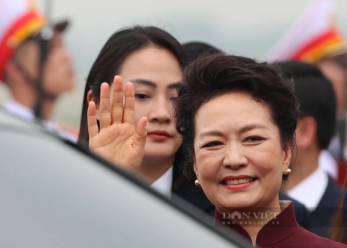 than-the-nu-canh-ve-theo-sat-bao-ve-phu-nhan-tap-can-binh-trong-chuyen-tham-viet-nam-co-biet-tai-xuat-chung-8