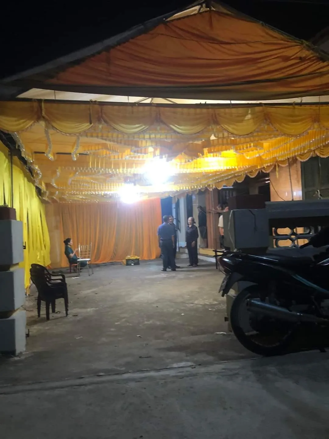 xot-xa-chu-re-khong-qua-khoi-sau-buoi-lien-hoan-o-nha-co-dau-rap-cuoi-doi-thanh-rap-tang-ngay-trong-dem-1