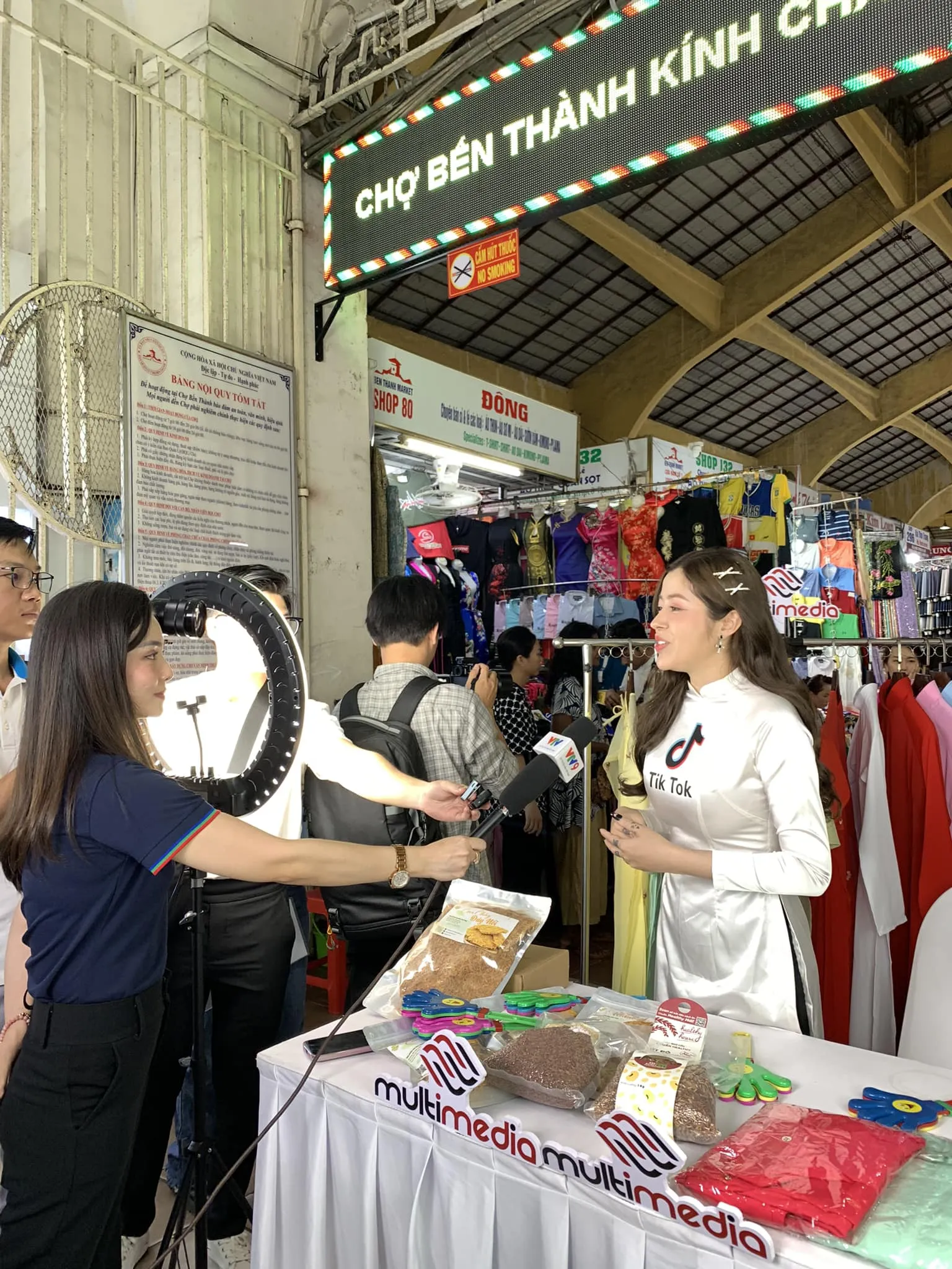 tieu-thuong-cho-ben-thanh-bo-ngo-khi-lan-dau-livestream-ban-hang-tren-mang-chi-5-phut-da-het-sach-hang-2