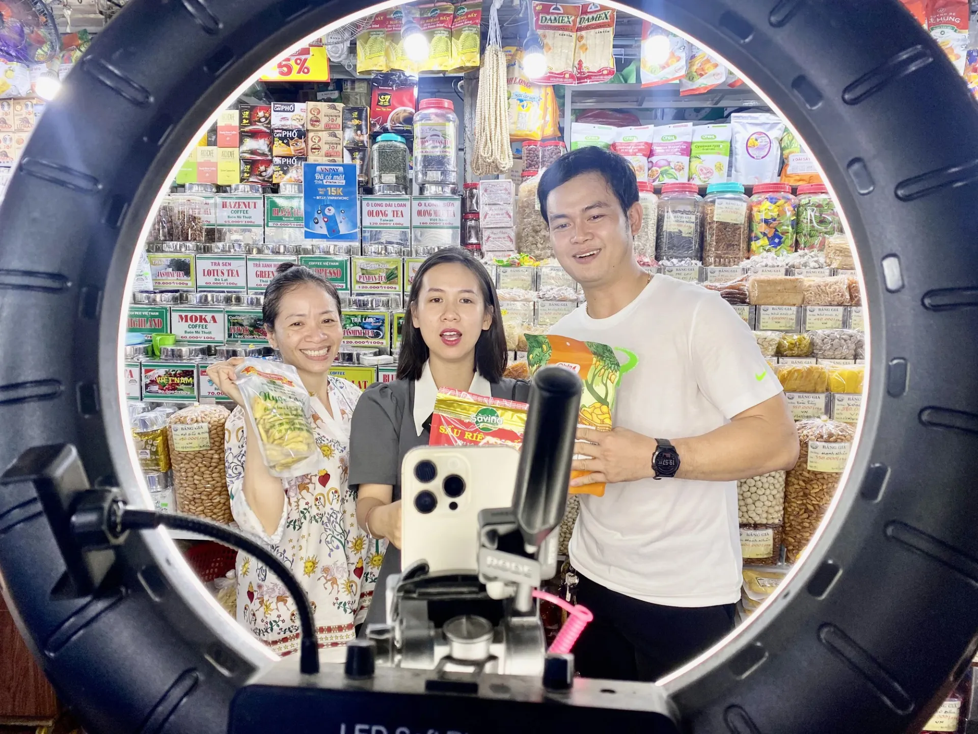 tieu-thuong-cho-ben-thanh-bo-ngo-khi-lan-dau-livestream-ban-hang-tren-mang-chi-5-phut-da-het-sach-hang-4