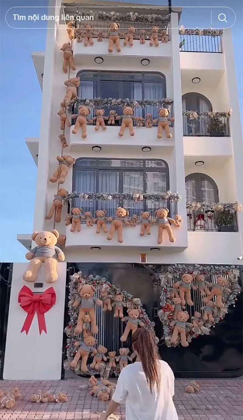 cap-dong-tinh-bi-bao--mui-xu-dan-gau-bong-khap-nha-trang-tri-noel-netizen-nhin-xong-chi-lo-so-mot-dieu-4